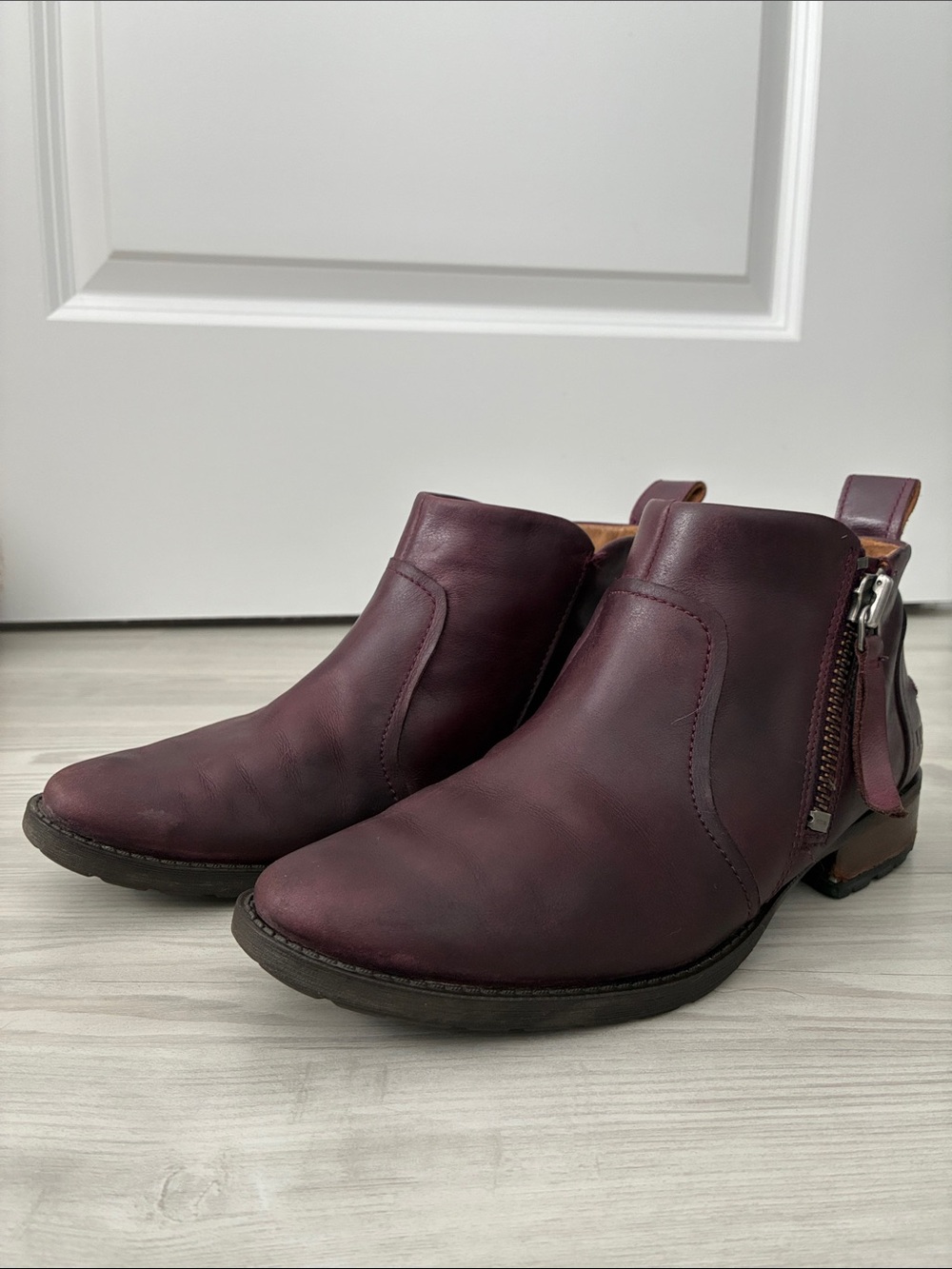 UGG Size 7 Leather Aureo Oxblood Boots